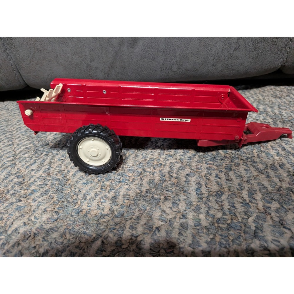Vintage Ertl International Harvester Manure Spreader Diecast 1/16 Scale Red Toy